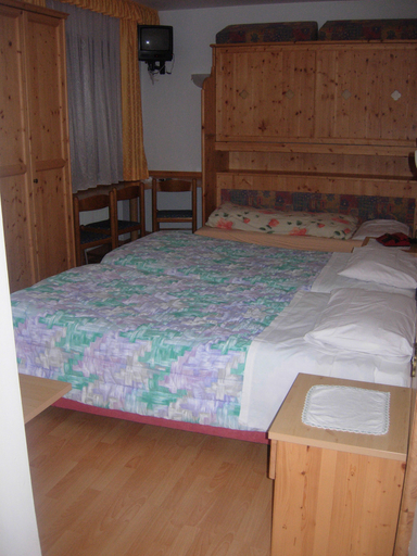Bedroom 3, Hotel Albe, Belluno