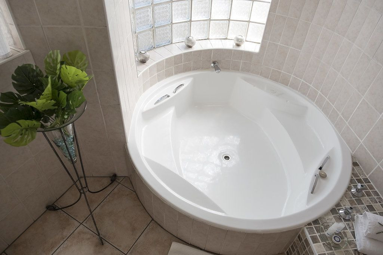Bathroom 5, President Lodge, Ekurhuleni