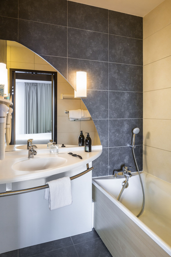 Bathroom 5, Aparthotel Adagio Nantes Centre, Loire-Atlantique