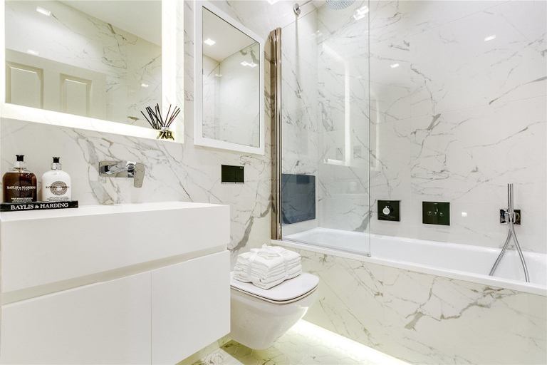 Bathroom, Chic Apartment in Notting Hill, London