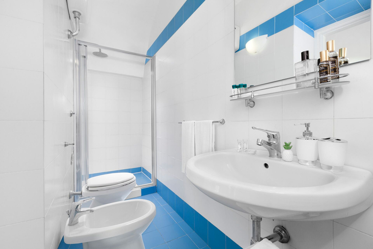 Bathroom 5, Porto Salvo, Napoli