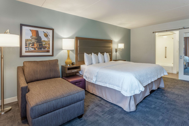 Bedroom 2, Hampton Inn Groton, New London