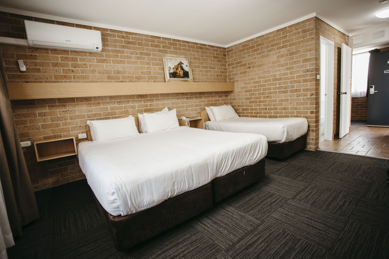 Bedroom 2, Colonial Motel Richmond, Hawkesbury