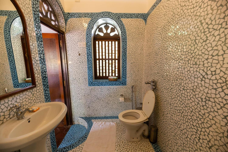 Bathroom 3, Marbella Guest House, North Goa