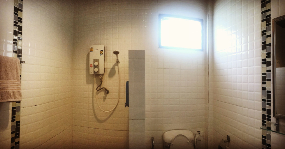 Bathroom 3, Martin Place, Muang Lampang