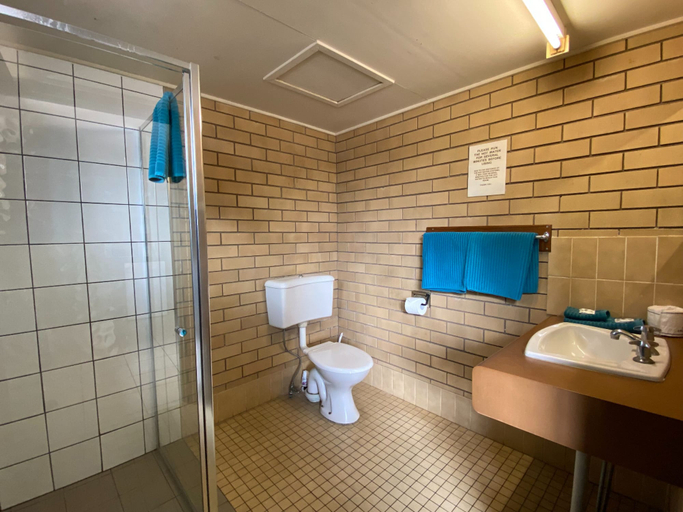 Bathroom 4, Grand Hotel Motel, Belyando