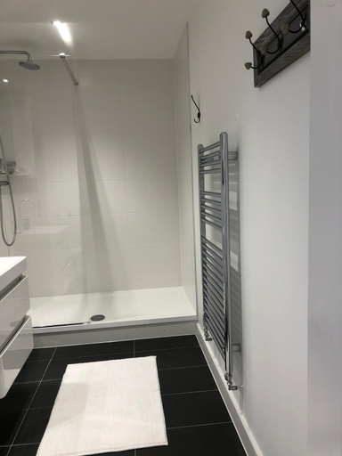 Bathroom 3, Stunning one bedroom apartment by Creatick, Reading
