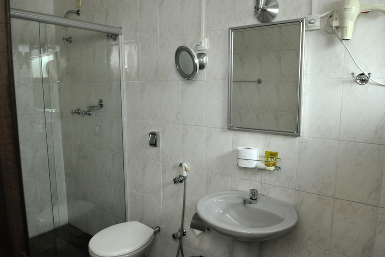Bathroom 4, Hotel Cidade, Passos