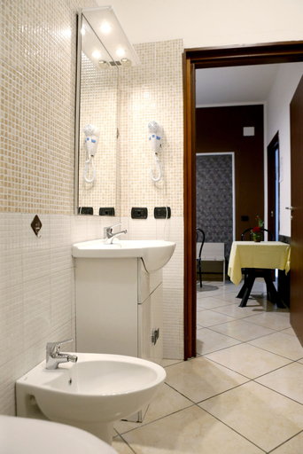 Bathroom 3, Villa Nancy, Napoli