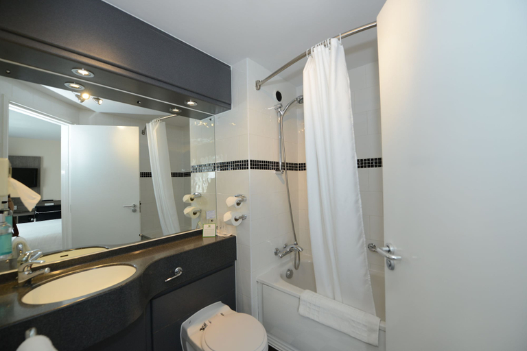Bathroom 5, Holiday Inn WOLVERHAMPTON - RACECOURSE by IHG, Wolverhampton