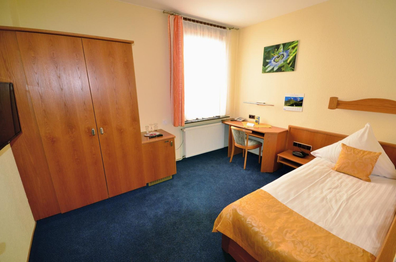 Bedroom 4, Hotel Restaurant Zur Mainlust, Main-Kinzig-Kreis
