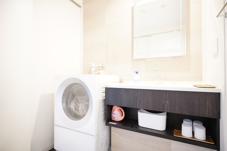 Bathroom 3, Sunshine Coast, Chatan