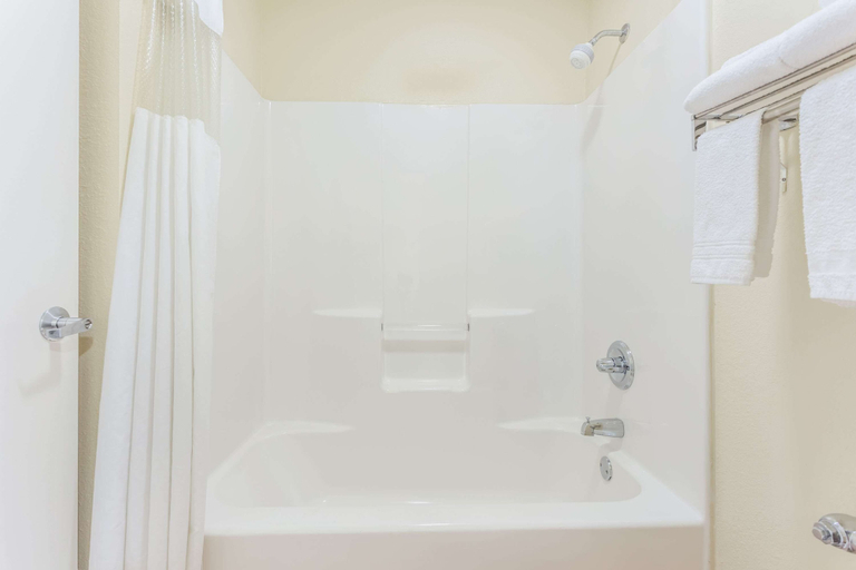 Bathroom 4, Days Inn by Wyndham Trenton, Dade