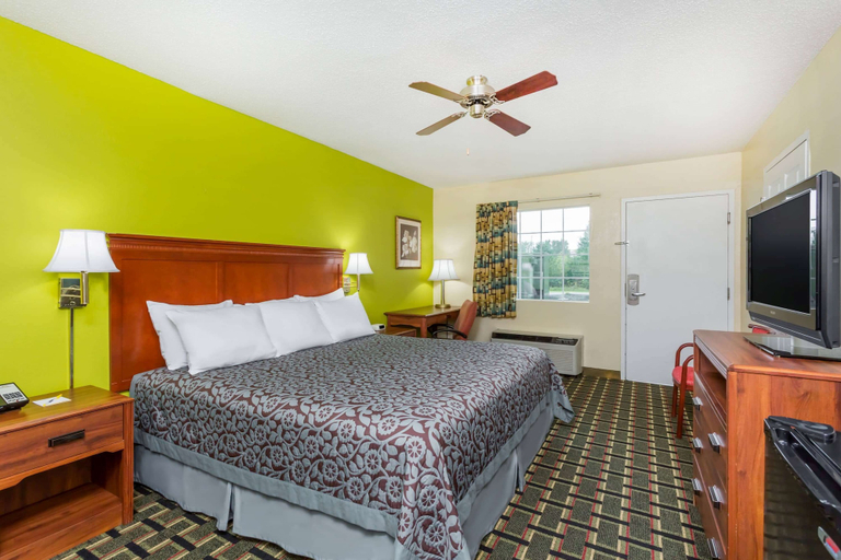 Bedroom 3, Days Inn by Wyndham Trenton, Dade