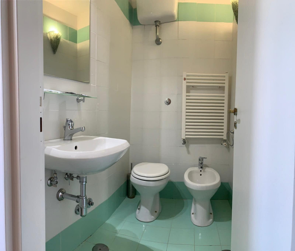 Bathroom 5, Porto Salvo, Napoli