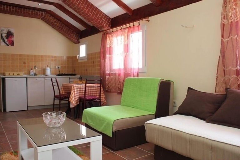 Others 5, Apartments Bordo