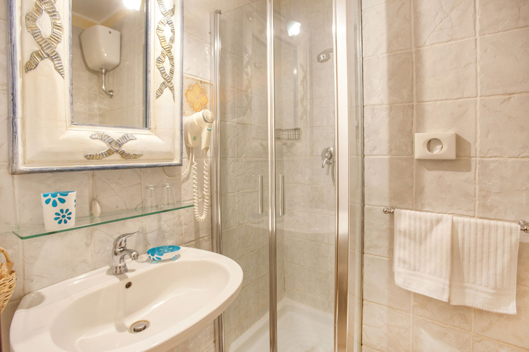 Bathroom 3, B&B L'Alloggio dei Vassalli, Napoli