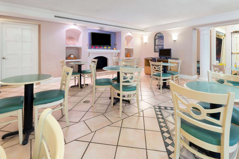 Food & Drinks 5, La Quinta Inn by Wyndham Farmington, San Juan