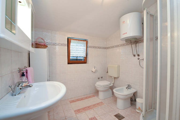 Bathroom 3, Apartment 1492, Barban