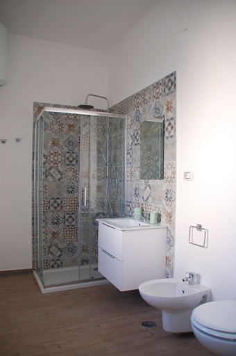 Bathroom 4, Bari Rooms Central Station, Bari