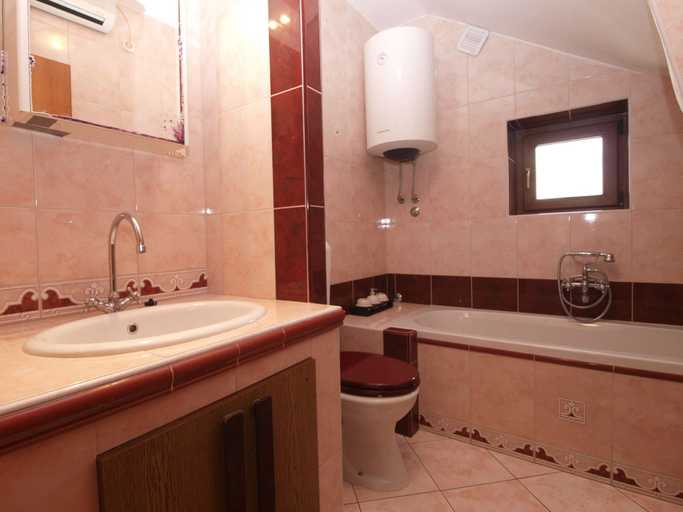 Bathroom 3, House 1599, Medulin