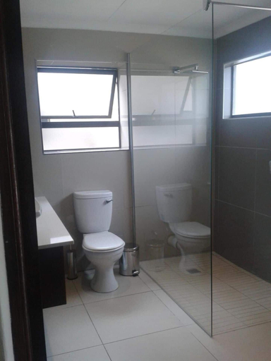 Bathroom 3, Dragon Peaks Mountain Resort, Uthukela