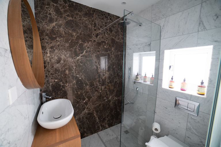 Bathroom 4, Carmelita