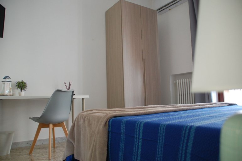 Bedroom 4, Bari Rooms Central Station, Bari