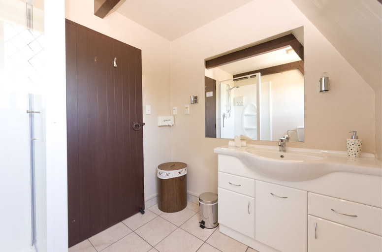 Bathroom 5, Camelot Motor Lodge, Christchurch