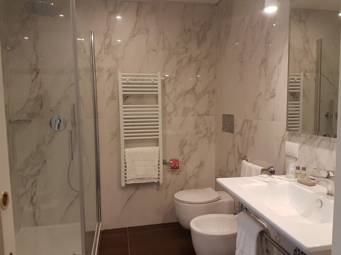 Bathroom 4, Hotel Bouganville, Potenza