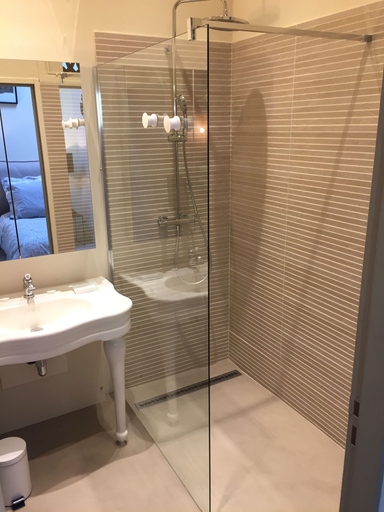 Bathroom 3, Villa Bacchus, Gironde