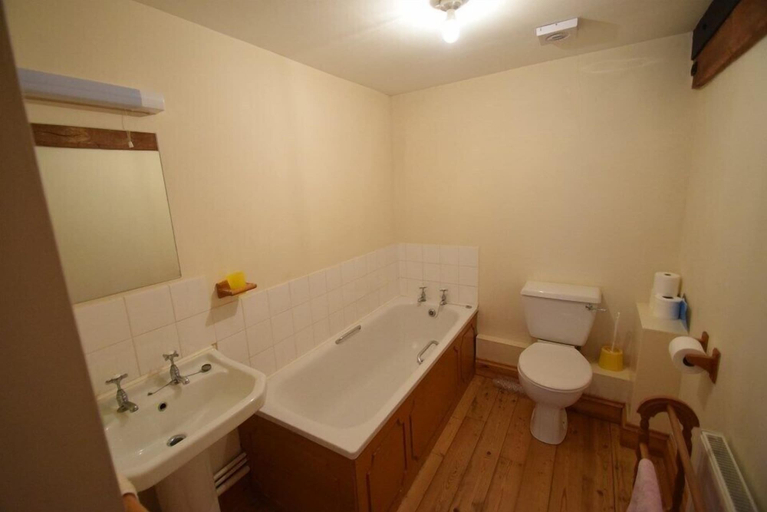Bathroom 3, Jay Barn, Gloucestershire