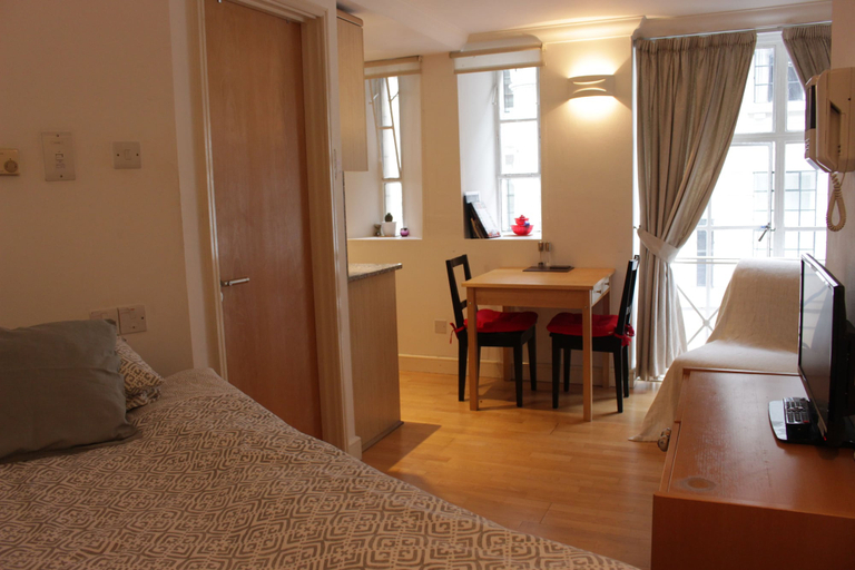 Bedroom 2, Tower Hill Studio Appartment, London