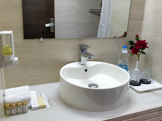 Bathroom 5, D'Polo Club & Spa Resort, Kangra