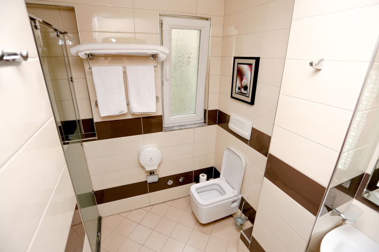 Bathroom 4, Hotel Town House, Tiranës