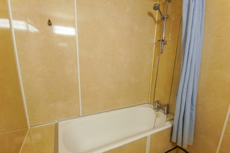 Bathroom 4, Avoca House Hotel, London