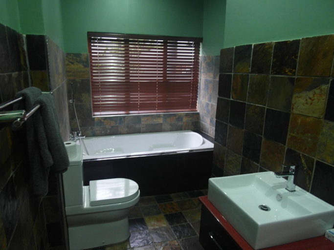 Bathroom 3, Lake Sands Manor, Umgungundlovu