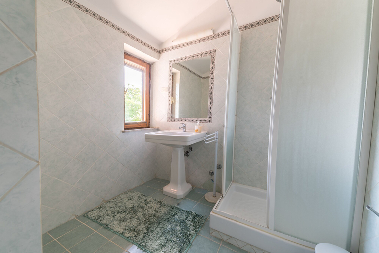 Bathroom 4, Villa Leonardo, Siena