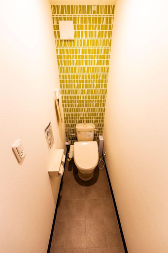Bathroom 3, A-Ja, Niki