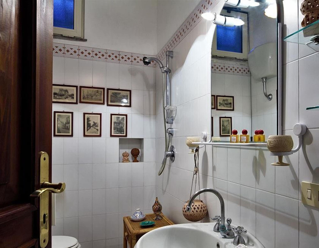 Bathroom 3, Casa Turiello, Napoli