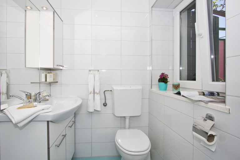 Bathroom 3, Apartment Shiny Love, Split