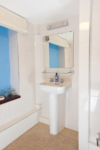 Bathroom 3, Pentre Riding Stable and Accommodation, Powys