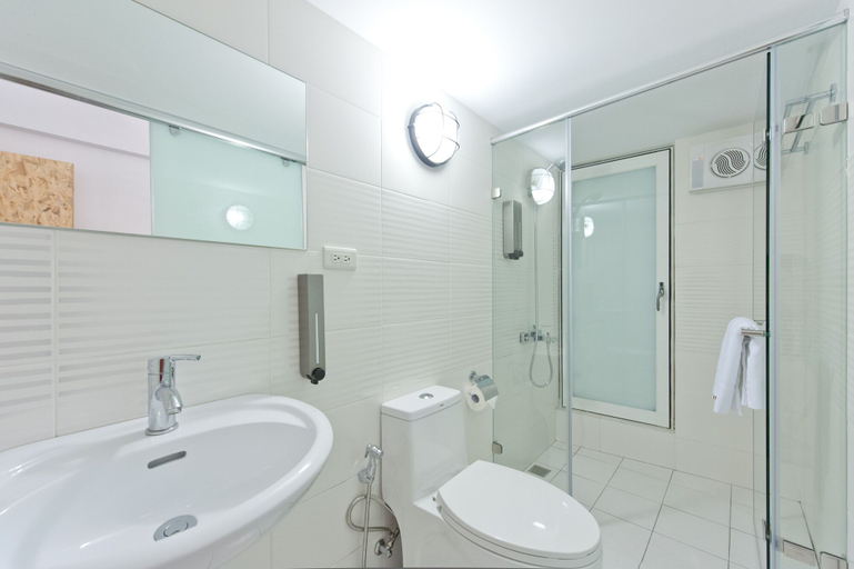 Bathroom 4, Leo 111 - Arena Ruifeng, Kaohsiung
