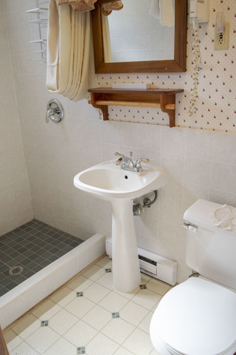 Bathroom 4, Crandell Mountain Lodge, Division No. 3
