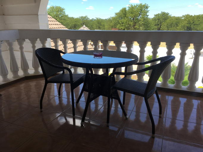 Others, Tashatha Hotel, Tutume
