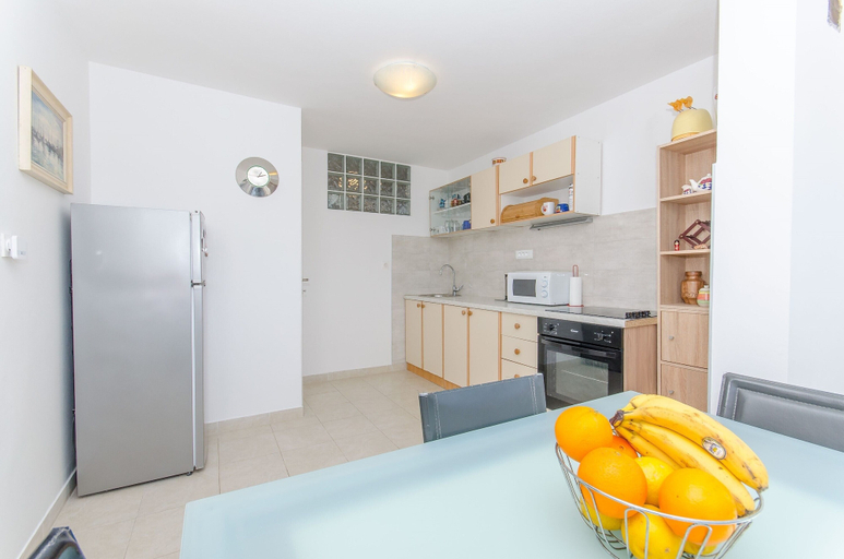 Others 5, Spacious apartment Neven near center, with two AC units, Split