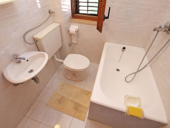 Bathroom 3, Apartment 895, Medulin