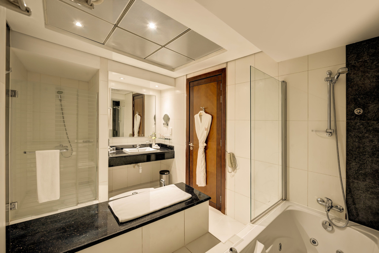 Bathroom 5, Copthorne Hotel Dubai, Dubai
