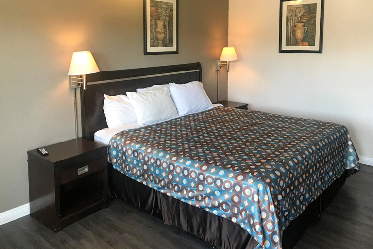 Bedroom 3, Rodeway Inn Ontario Airport Mills, San Bernardino