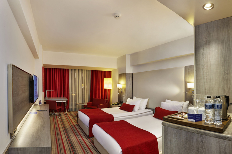 Bedroom 2, Ramada Plaza by Wyndham Izmir, Konak